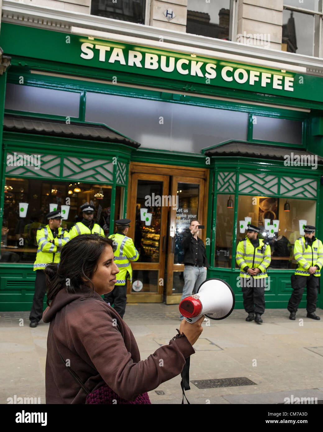 Un groupe de jeunes manifestants, après la main 'TUC un futur qui fonctionne' arrêté mars pour protester devant les boutiques à Londres le 20/10/2012. Photo par Julie Edwards Banque D'Images