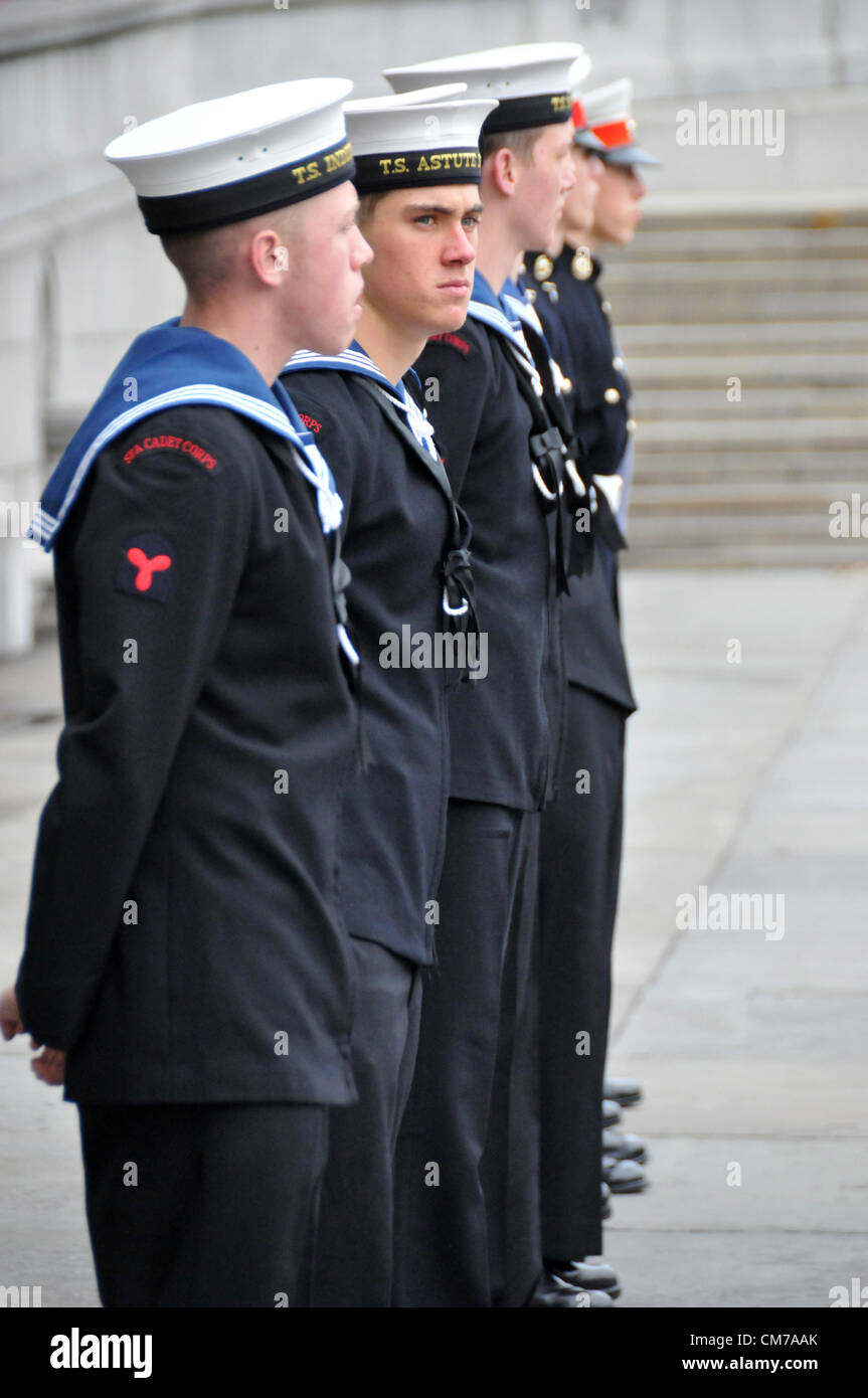 Trafalgar Square, Londres, Royaume-Uni. 21 octobre 2012. Cadets à l'attention. Les Cadets de la manifestation annuelle, Trafalgar Day est organisée en l'honneur de la victoire de l'Amiral Lord Nelson lors de la bataille de Trafalgar en 1805. Banque D'Images