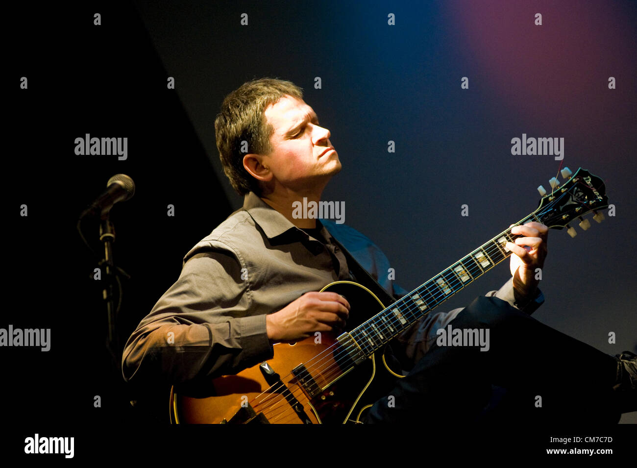 Varsovie, Pologne. 21 octobre 2012. Przemyslaw Straczek de Pologne et d'Teriver Cheung, un expatrié vivant à Hong Kong, New York, effectuez au Teatr les universités dans le quartier bohème de Varsovie, la capitale de la Pologne. Le premier d'une série de concerts en Pologne et au Royaume-Uni, la promotion de leur dossier avec la musique de Bill Evans. Banque D'Images