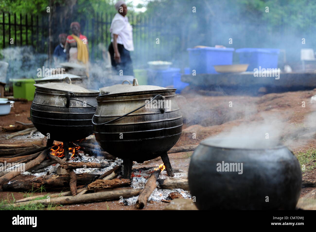 LIMPOPO, AFRIQUE DU SUD - le 13 octobre : Pots de nourriture sont préparés à l'Assemblée cérémonie traditionnelle au Queen Modjadji's palace à invoquer la pluie pour la saison de plantation, le 13 octobre 2012 dans le village d'Khethlakone, dans la région de Limpopo, Afrique du Sud. Les personnes Balobedu, une tribu africaine du groupe sotho du Nord, ont recueilli au cours des deux derniers siècles pour effectuer ce rituel. (Photo par Gallo Images / City Press / Muntu Vilakazi) Banque D'Images