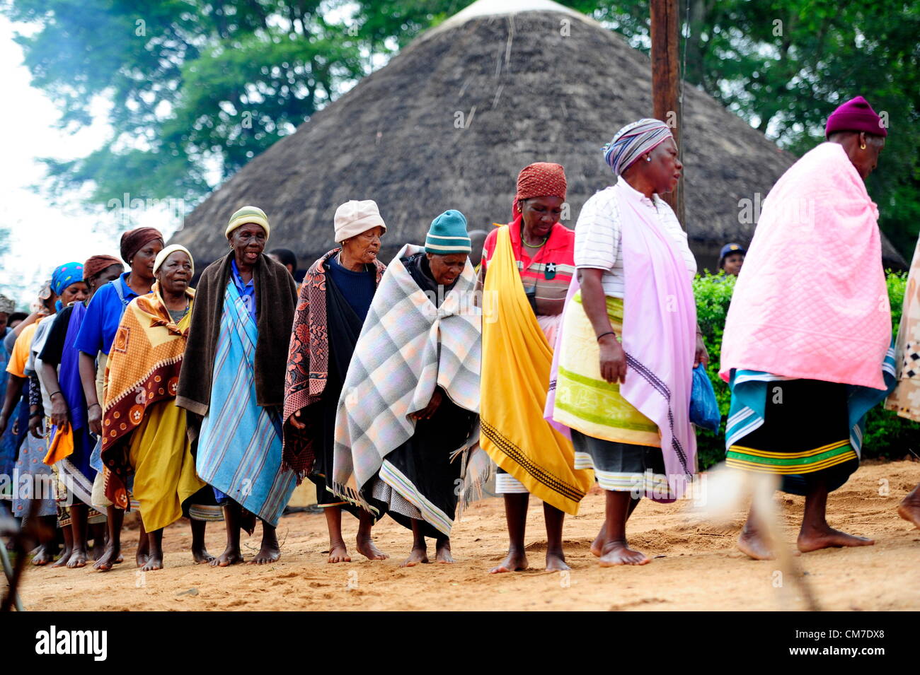 LIMPOPO, AFRIQUE DU SUD - le 13 octobre : Les femmes exécutent un rituel traditionnel lors de l'Assemblée cérémonie traditionnelle au Queen Modjadji's palace à invoquer la pluie pour la saison de plantation, le 13 octobre 2012 dans le village d'Khethlakone, dans la région de Limpopo, Afrique du Sud. Les personnes Balobedu, une tribu africaine du groupe sotho du Nord, ont recueilli au cours des deux derniers siècles pour effectuer ce rituel. (Photo par Gallo Images / City Press / Muntu Vilakazi) Banque D'Images