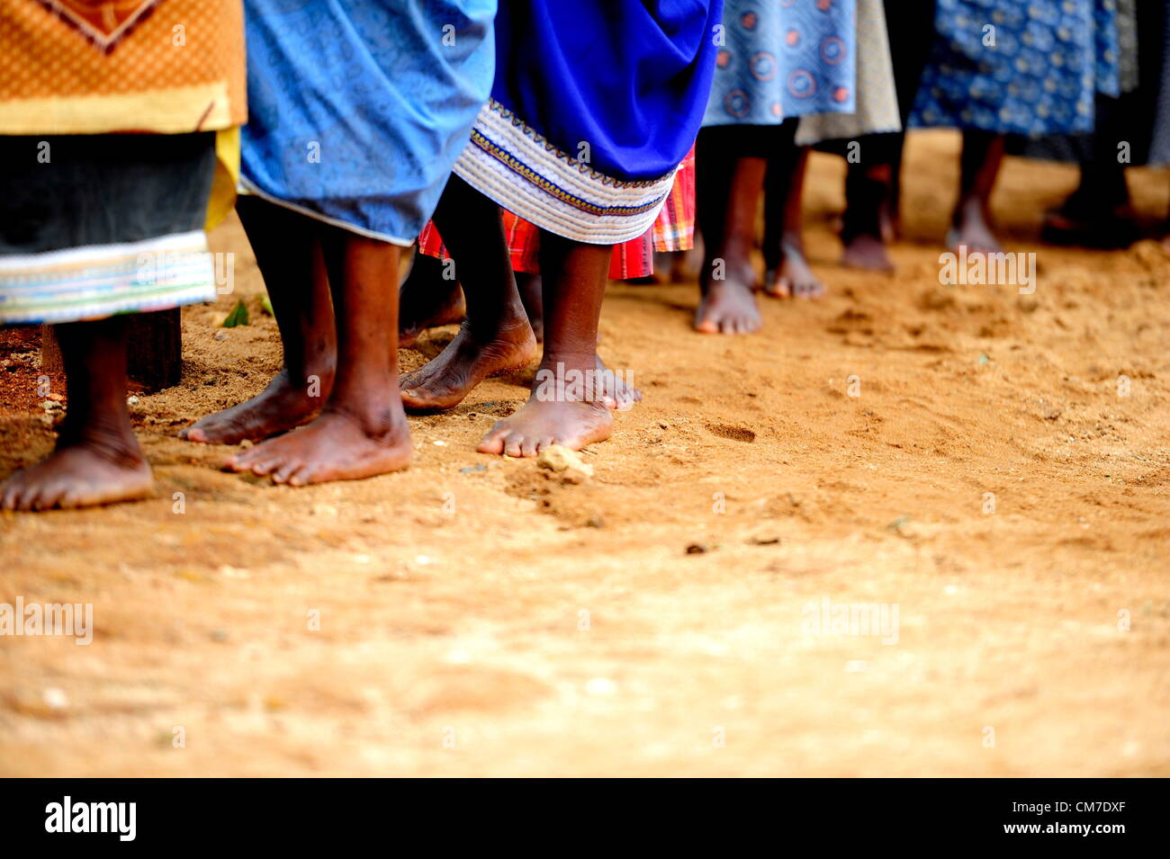 LIMPOPO, AFRIQUE DU SUD - le 13 octobre : Les femmes exécutent un rituel traditionnel lors de l'Assemblée cérémonie traditionnelle au Queen Modjadji's palace à invoquer la pluie pour la saison de plantation, le 13 octobre 2012 dans le village d'Khethlakone, dans la région de Limpopo, Afrique du Sud. Les personnes Balobedu, une tribu africaine du groupe sotho du Nord, ont recueilli au cours des deux derniers siècles pour effectuer ce rituel. (Photo par Gallo Images / City Press / Muntu Vilakazi) Banque D'Images