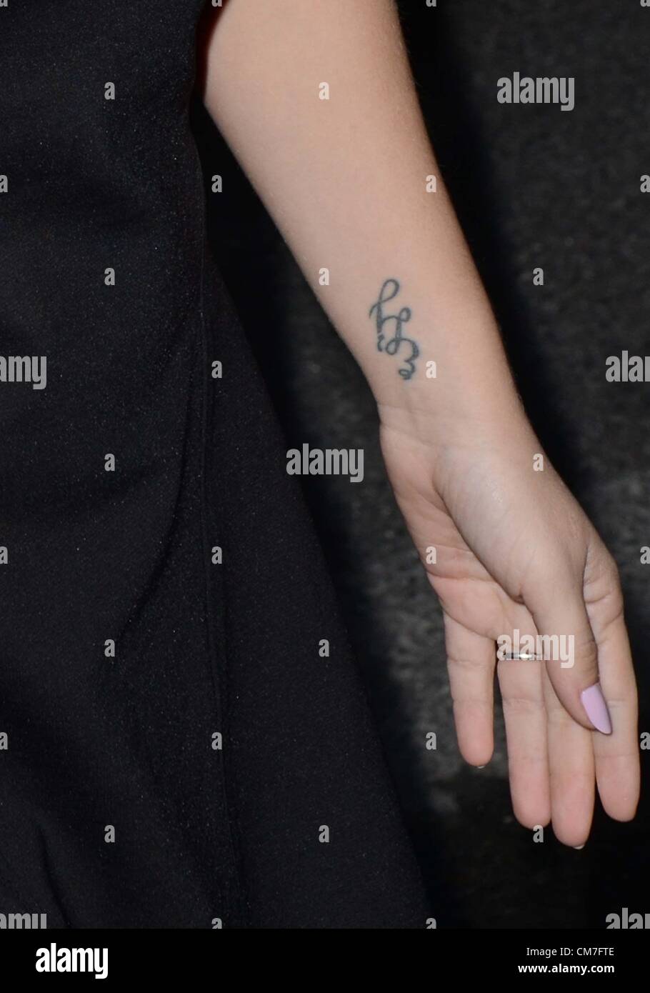 Elisha Cuthbert, à Good Morning America (GMA) dehors et environ pour la célébrité CANDIDS - MON, , New York, NY Le 22 octobre 2012. Photo par : Derek Storm/Everett Collection Banque D'Images