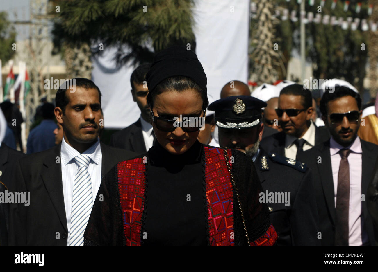 23 octobre 2012 - Rafah, bande de Gaza, territoire palestinien - la Première Dame du Qatar, Sheikha Mozah bint Nasser al-Missned assiste à une cérémonie de bienvenue à son arrivée à la frontière de Rafah avec l'Égypte le 23 octobre 2012 dans la bande de Gaza. L'Émir du Qatar est entré dans la bande de Gaza, le mardi pour une visite qui a brisé l'isolement des dirigeants islamistes du Hamas, elle, mais déçu d'Israël et les dirigeants palestiniens en Cisjordanie (crédit Image : © Eyad Al Baba/APA Images/ZUMAPRESS.com) Banque D'Images