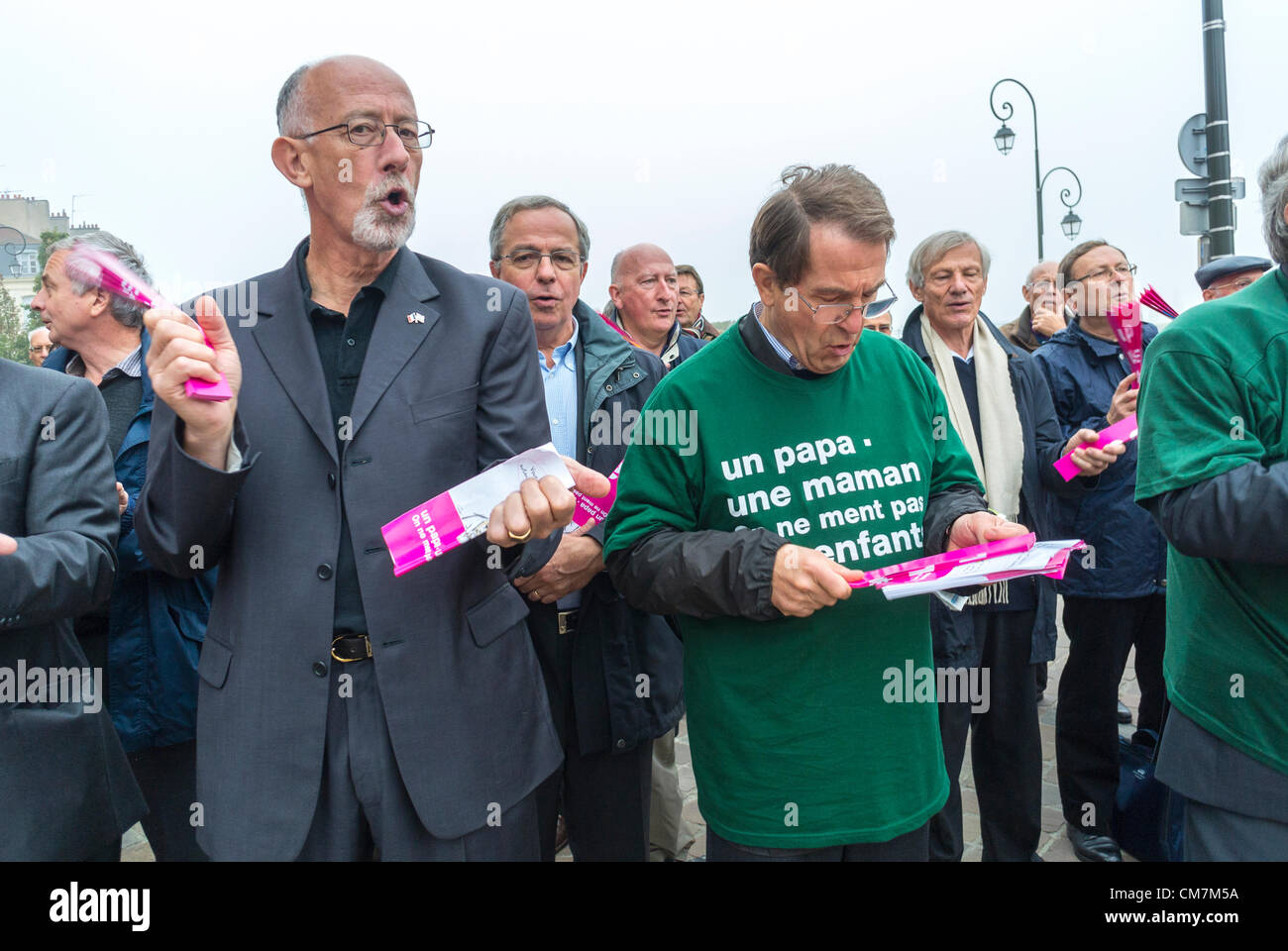 Paris, France, groupes,, extrême droite française, rassemblement Alliance Vita protestant contre le mariage gay, les hommes chantent des chansons religieuses dans la rue, RASSEMBLEMENT ANTI GAY, hommes français, droite Banque D'Images