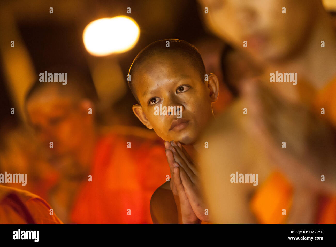 Phnom Penh, Cambodge. 23 octobre 2012. Des milliers de moines prier devant le Palais Royal pour les funérailles du roi Norodom Sihanouk de Phnom Penh. Sihanouk, 89 ans, est décédé lundi d'une crise cardiaque à Pékin, où il avait été sous traitement médical depuis janvier. Banque D'Images