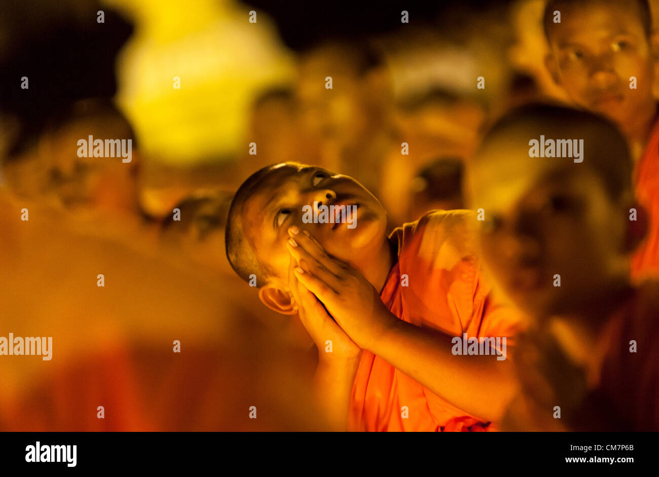 Cambodge - Phnom Penh, 23 octobre 2012 - Le Roi Norodom Sihanouk Funérailles - mille moines de prier pour le Roi Norodom Funérailles devant le Palais Royal Banque D'Images