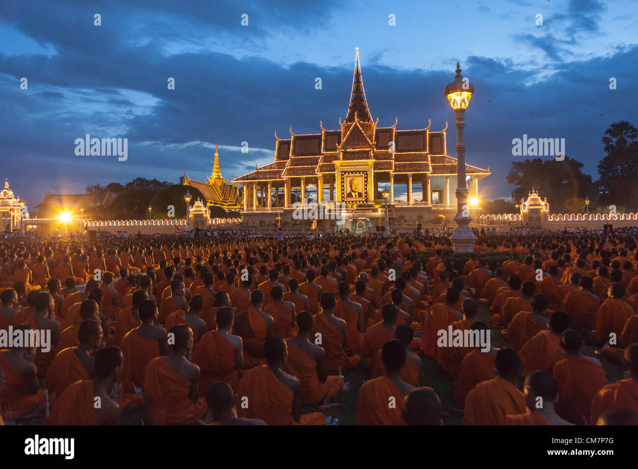 Phnom Penh, Cambodge. 23 octobre 2012. Des milliers de moines prier devant le Palais Royal pour les funérailles du roi Norodom Sihanouk de Phnom Penh. Sihanouk, 89 ans, est décédé lundi d'une crise cardiaque à Pékin, où il avait été sous traitement médical depuis janvier. Banque D'Images