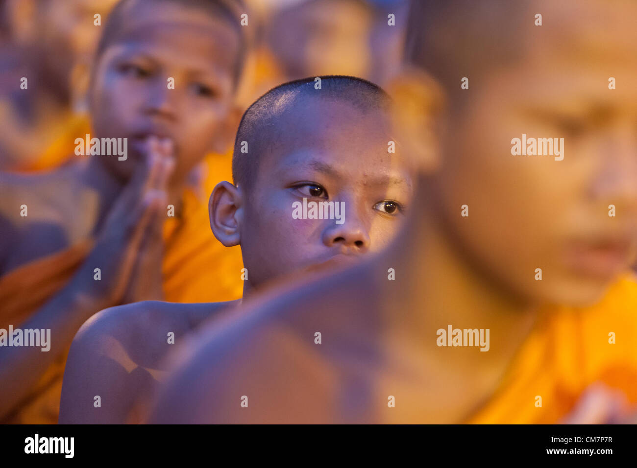 Cambodge - Phnom Penh, 23 octobre 2012 - Le Roi Norodom Sihanouk Funérailles - mille moines de prier pour le Roi Norodom Funérailles devant le Palais Royal Banque D'Images