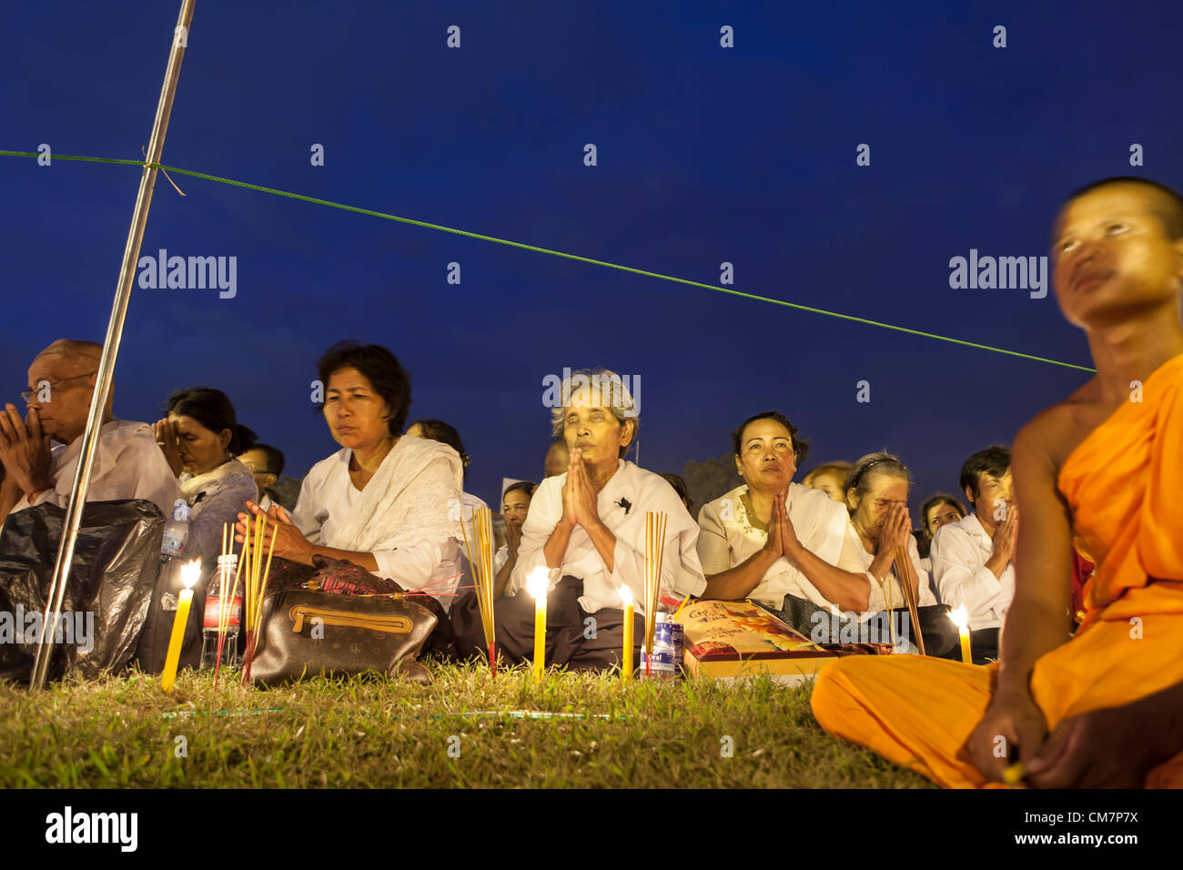 23 octobre 2012 - Le Roi Norodom Sihanouk funérailles à Phnom Penh - peuple khmer à prier devant le Palais Royal Banque D'Images