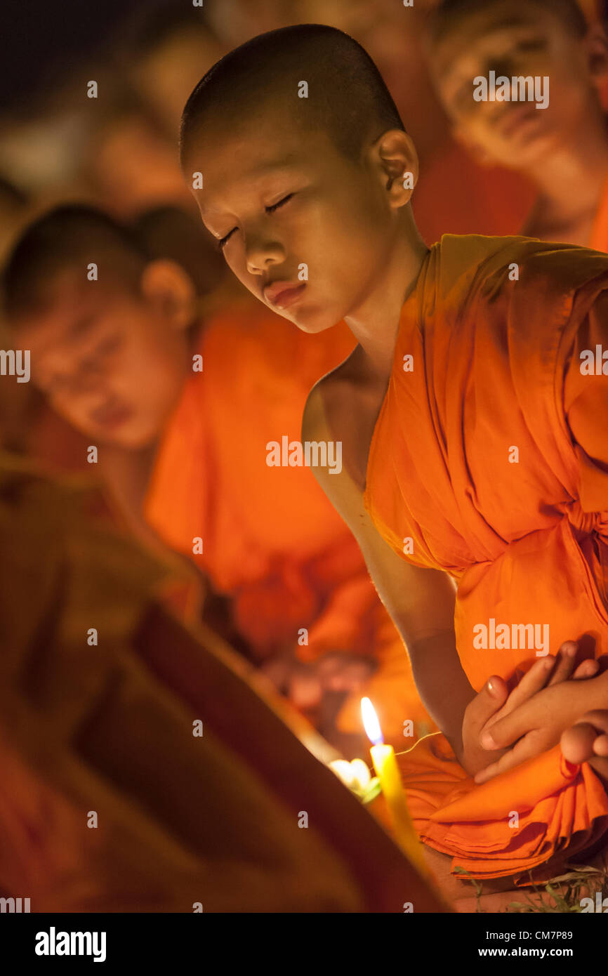 Phnom Penh, Cambodge. 23 octobre 2012. Des milliers de moines prier devant le Palais Royal pour les funérailles du roi Norodom Sihanouk de Phnom Penh. Sihanouk, 89 ans, est décédé lundi d'une crise cardiaque à Pékin, où il avait été sous traitement médical depuis janvier. Banque D'Images