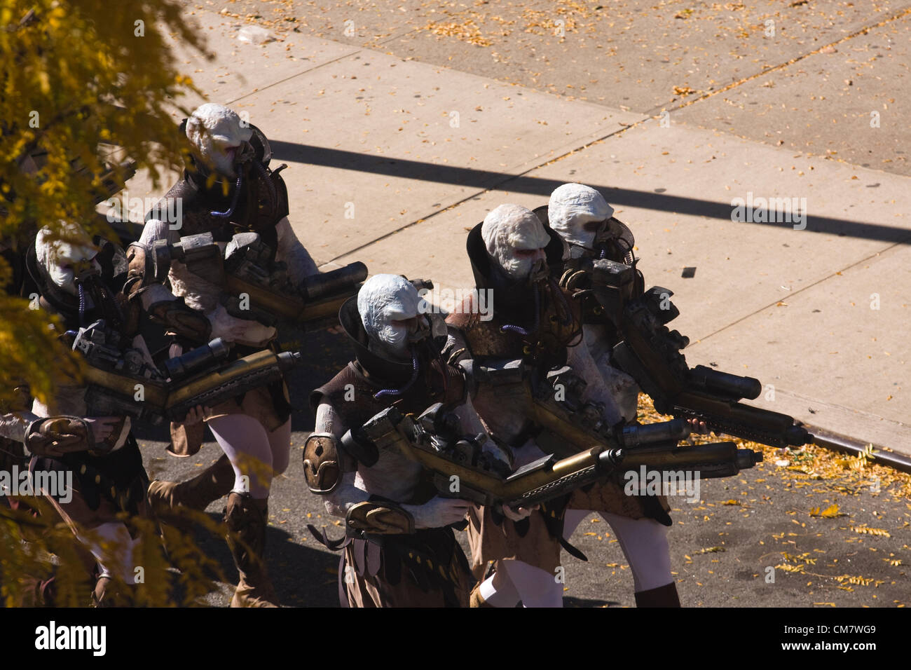 New York, USA. Le 22 octobre 2012. O des films positifs. Habillés comme des acteurs étrangers défileront avec des armes à laser lors de l'enregistrement d'un film sur Wadsworth Avenue dans le quartier d'Inwood de Manhattan à New York City Banque D'Images