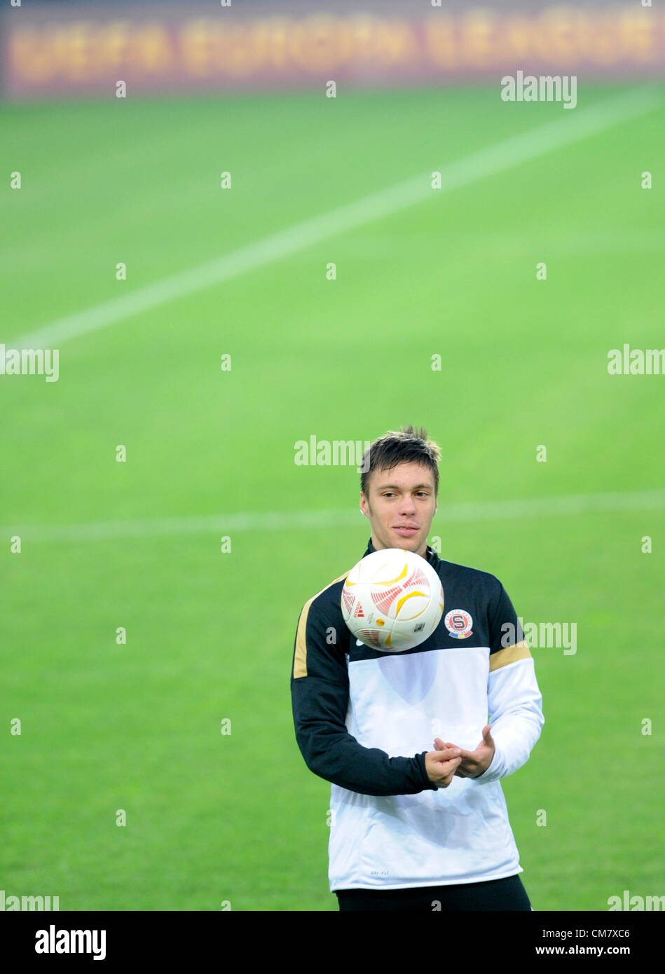 Vaclav Kadlec de Sparte est vu pendant la formation session avant l'Europa League match AC Sparta Prague vs FC Hapoël Ironi Kiryat Shmona à Prague, République tchèque, le 24 octobre 2012. (Photo/CTK Michal Kamaryt) Banque D'Images