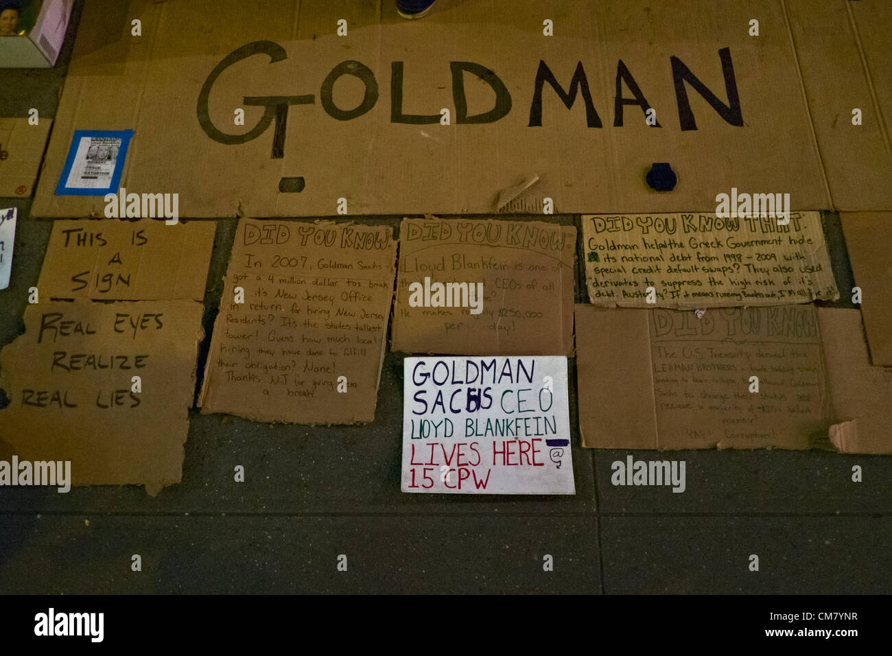 Le 24 octobre 2012, New York, NY, US. Close-up de occuper Goldman Sachs signes sur trottoir, dénonçant le premier dirigeant de la Banque Lloyd Blankfein. Les manifestants occupent campèrent à l'extérieur de l'immeuble où Blankfein vit. Heures plus tôt l'ancien directeur de Goldman Sachs Rajat Gupta a été condamné à deux ans de prison fédérale dans une affaire d'initiés. Les manifestants ont été là pendant plusieurs jours. Banque D'Images