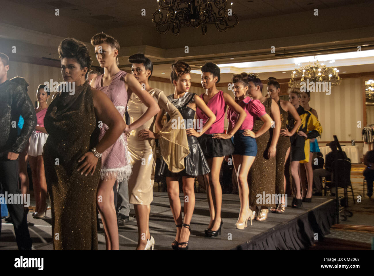 24 octobre 2012 - San Antonio, Texas, USA - mode d'affichage des modèles au cours de l'ALLUMER Designer Showcase fashion show, qui fait partie de la 3e semaine de la mode à San Antonio. Banque D'Images