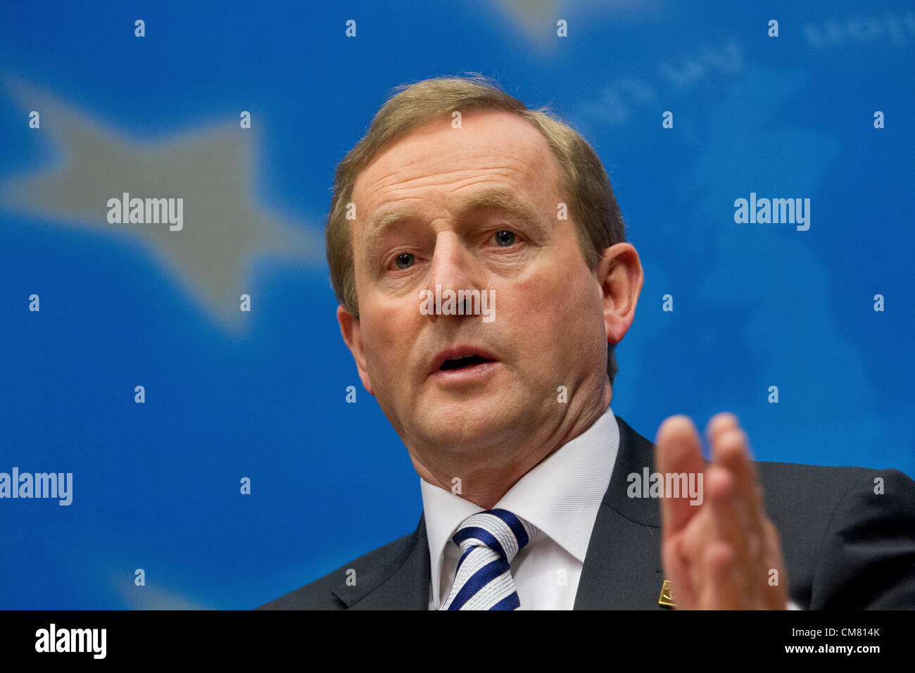 19.10.2012 - jours après, Angela Merkel a accepté de réexaminer le "cas particulier" de la dette de la Banque mondiale, Premier ministre irlandais Enda Kenny a été annoncé gagnant du prestigieux prix européen "de l'année". M. Kenny sera présenté avec le "Golden Victoria" lors d'une cérémonie à Berlin le mois prochain, organisé par le Magazine Publishers Association (VDZ). L'association a déclaré que l'accolade, annoncé hier, était en reconnaissance de M. Kenny's "forte contribution à l'Europe et l'engagement d'idéaux européens à la fois comme premier ministre et tout au long de ses nombreuses années à la vie publique". Banque D'Images