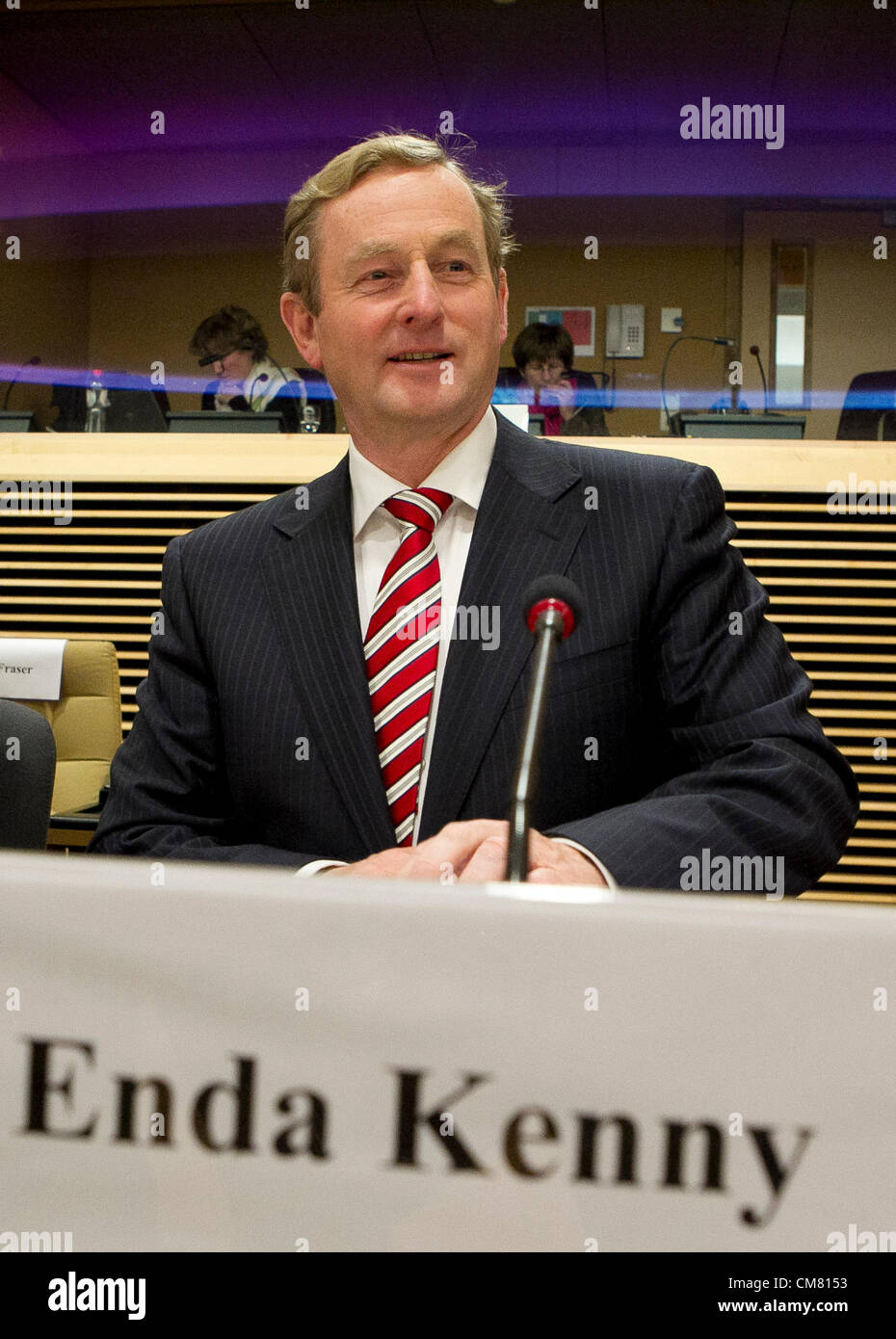 19.10.2012 - jours après, Angela Merkel a accepté de réexaminer le "cas particulier" de la dette de la Banque mondiale, Premier ministre irlandais Enda Kenny a été annoncé gagnant du prestigieux prix européen "de l'année". M. Kenny sera présenté avec le "Golden Victoria" lors d'une cérémonie à Berlin le mois prochain, organisé par le Magazine Publishers Association (VDZ). L'association a déclaré que l'accolade, annoncé hier, était en reconnaissance de M. Kenny's "forte contribution à l'Europe et l'engagement d'idéaux européens à la fois comme premier ministre et tout au long de ses nombreuses années à la vie publique". Banque D'Images