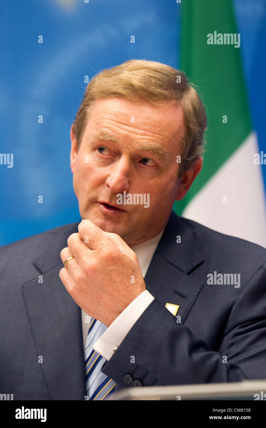 19.10.2012 - jours après, Angela Merkel a accepté de réexaminer le "cas particulier" de la dette de la Banque mondiale, Premier ministre irlandais Enda Kenny a été annoncé gagnant du prestigieux prix européen "de l'année". M. Kenny sera présenté avec le "Golden Victoria" lors d'une cérémonie à Berlin le mois prochain, organisé par le Magazine Publishers Association (VDZ). L'association a déclaré que l'accolade, annoncé hier, était en reconnaissance de M. Kenny's "forte contribution à l'Europe et l'engagement d'idéaux européens à la fois comme premier ministre et tout au long de ses nombreuses années à la vie publique". Banque D'Images