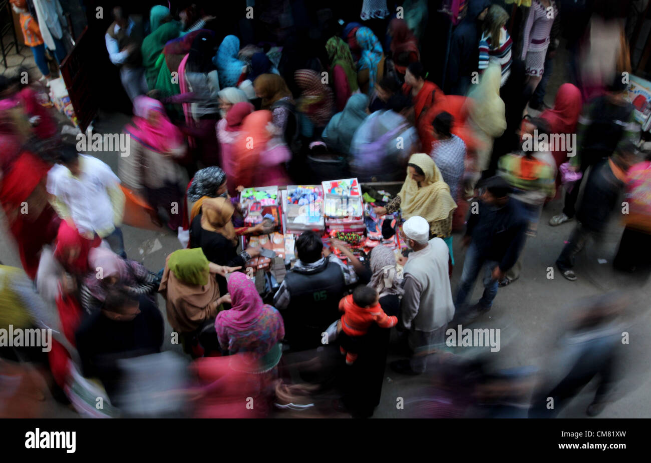 25 octobre 2012 - Un musulman du Cachemire boutique en vue de la prochaine fête musulmane de l'Aïd al-Adha à Srinagar, la capitale d'été du Cachemire indien le 24/10/2012., les musulmans au Cachemire va célébrer eid le 27 octobre .Photo/Altaf Zargar/Zuma Press (crédit Image : © Altaf Zargar/ZUMAPRESS.com) Banque D'Images