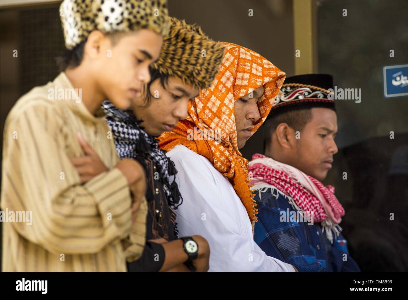 26 octobre 2012 - Pulasaiz, Narathiwat, Thaïlande - Les hommes assistent à l'Eid al-Adha services dans la mosquée Pulasaiz dans le village, dans la province de Narathiwat, Thaïlande. L'Eid al-Adha, également appelé Fête du Sacrifice, est une importante fête religieuse célébrée par les musulmans du monde entier pour rendre hommage à la volonté du prophète Ibrahim (Abraham) à sacrifier son fils Ismaël comme un acte de soumission à Dieu, et son fils a accepté le sacrifice devant Dieu est intervenu pour fournir un bélier avec Abraham de sacrifier à la place. © ZUMA Press, Inc. / Alamy Banque D'Images