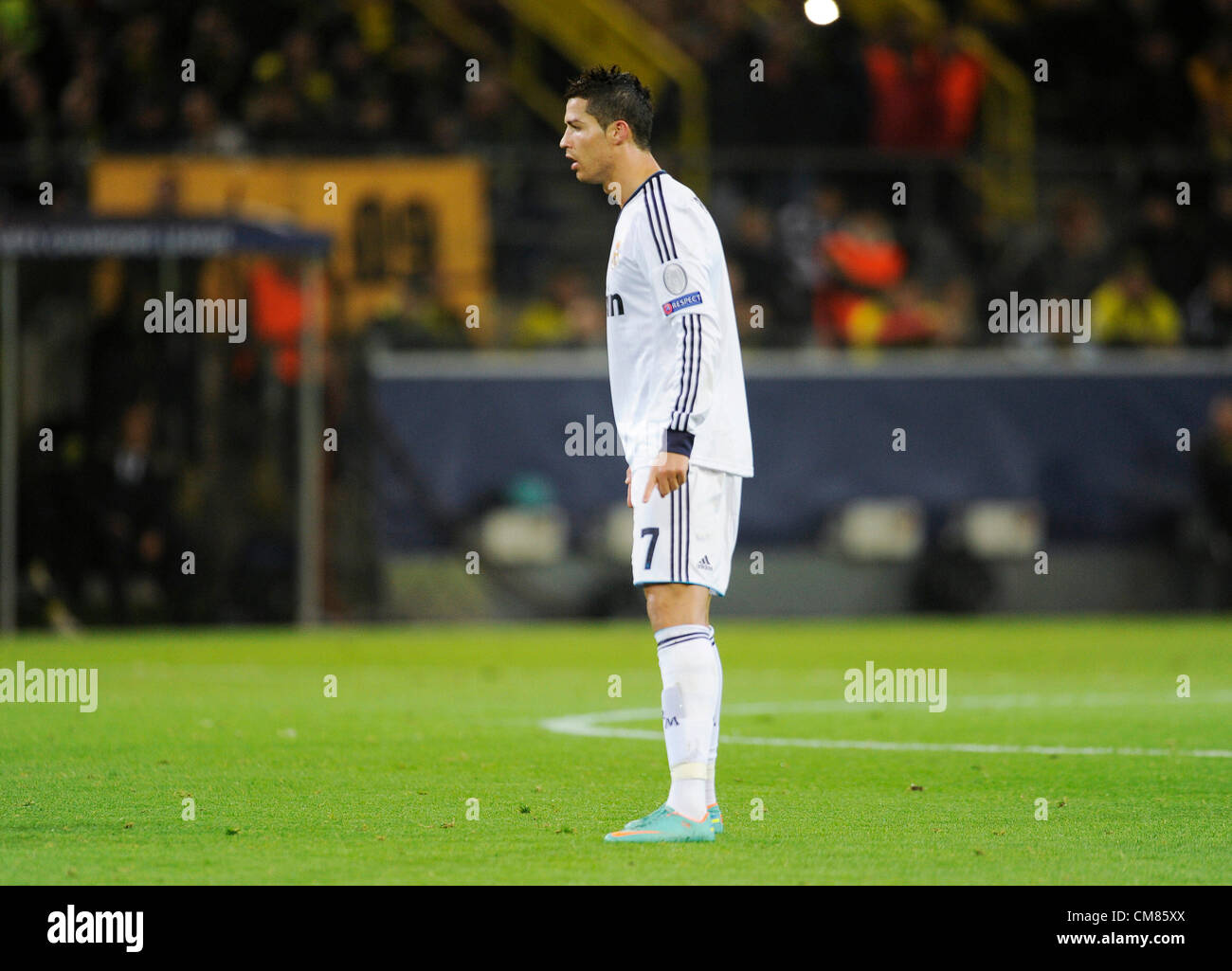 Dortmund, Allemagne. 24.10.2012, de la Ligue des Champions de football 3e journée de la phase de groupe, Borussia Dortmund - Real Madrid----- ----- photo 7 de 8---Christiano Ronaldo (Madrid) se prépare pour un coup franc et se positionne à pattes larges Banque D'Images