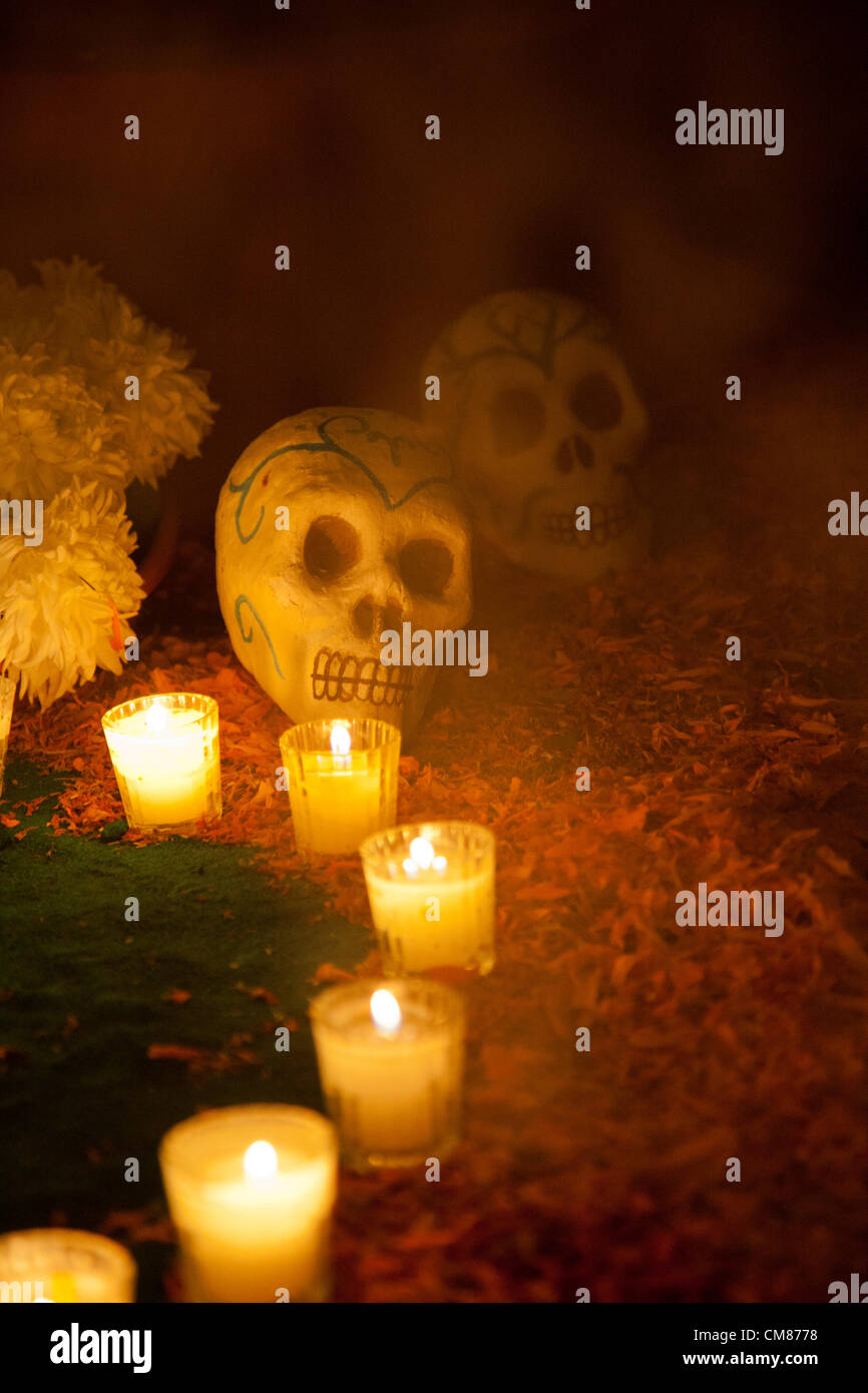 Esvestidas Alborotadoras "Y' Ofrenda - Autel offrant commémoration de femmes avec un hommage particulier à Sor Juana María et Félix - Détail de calavera (crâne) et des bougies sur l'autel dans le brouillard d'encens Banque D'Images