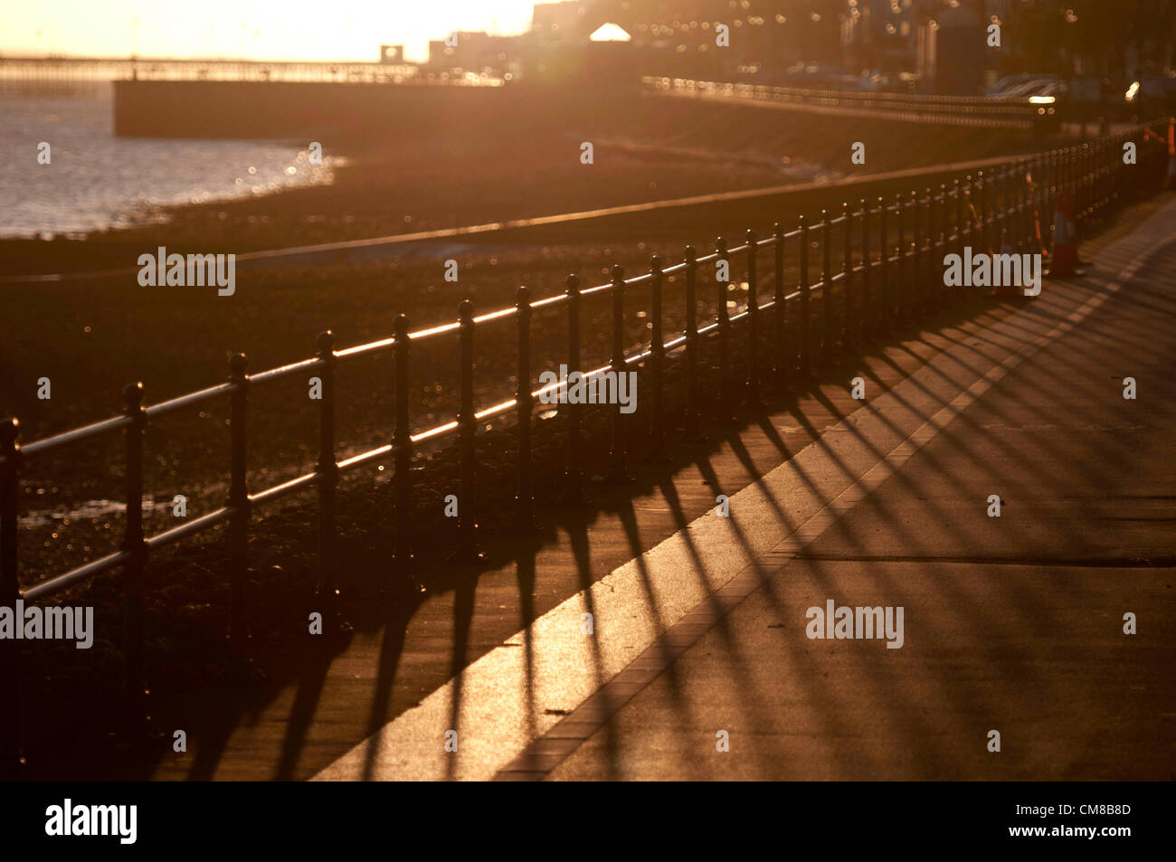 27 octobre 2012 - Mumbles - Swansea - UK : de longues ombres au lever du soleil au bord de la mer dans le petit village de pêcheurs de Mumbles près de Swansea, dans le sud du Pays de Galles début sur un matin d'automne le dernier jour de la période estivale. Banque D'Images