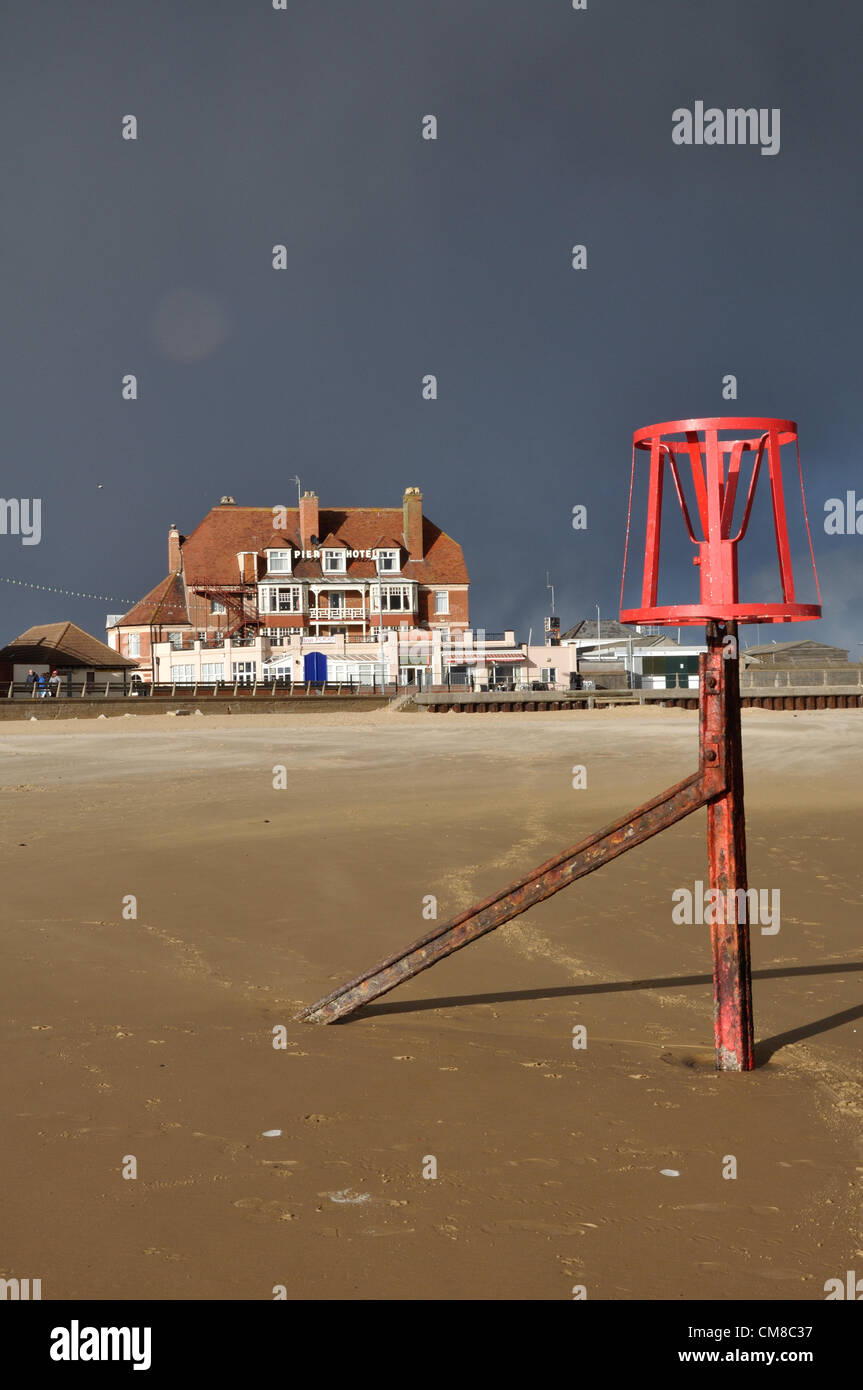 Mali Zvornik, Norfolk, Royaume-Uni. 27 octobre 2012. À propos de grêle à frapper le Pier Hotel à Mali Zvornik Banque D'Images