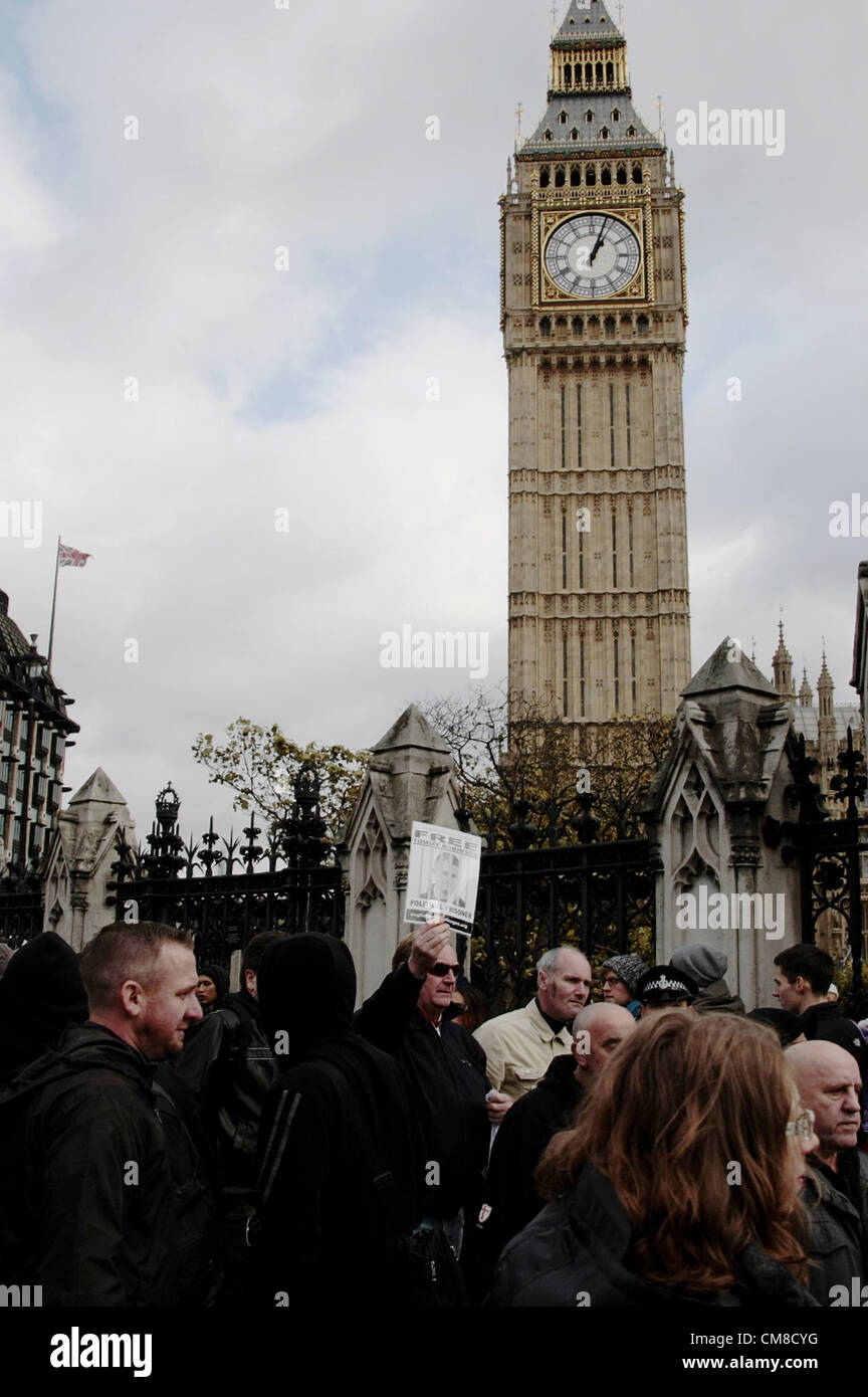 Un des membres de l'EDL sont accompagnés d'un stylo à l'extérieur du parlement. Banque D'Images