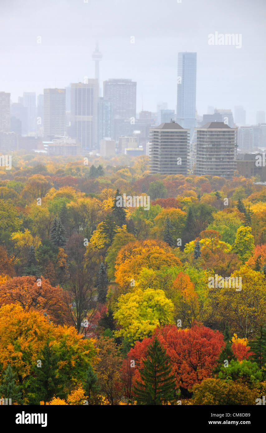 Toronto en pluie d'automne sous l'influence de l'approche de l'Ouragan Sandy le 27 octobre 2012. L'ouragan Sandy a le potentiel de devenir une Frankenstorm ou Superstome quand il est fusionné avec un front froid dans les prochains jours. L'avant-plan est Le cimetière Mount Pleasant dans midtown. Banque D'Images