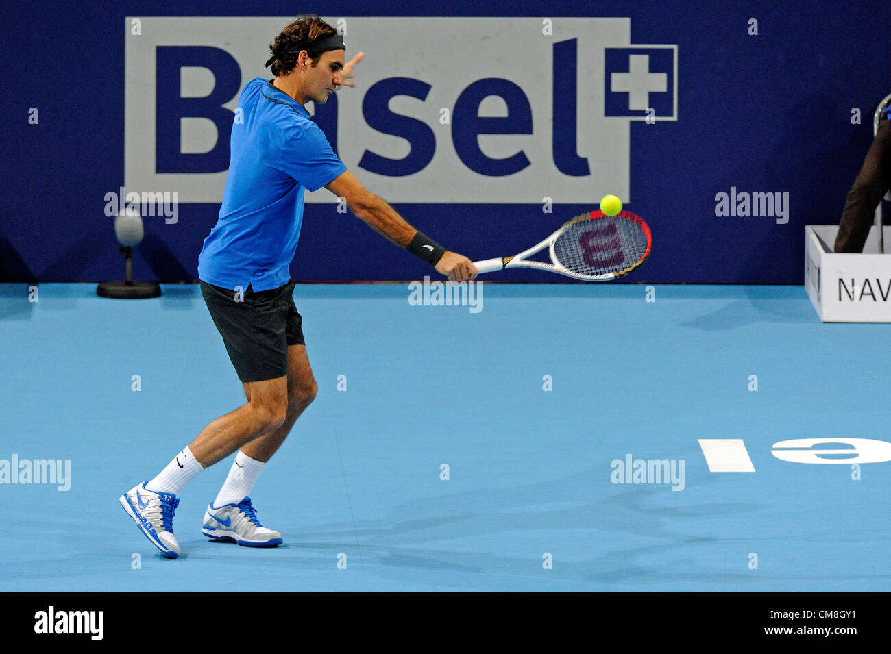 28.10.2012 Bâle, Suisse. La Suisse de Roger Federer en action au cours de la Swiss Indoors ATP World Tour 500 finale entre Roger Federer de Suisse et Juan Martin Del Potro, de l'Argentine à partir de St. Jakobshalle Banque D'Images