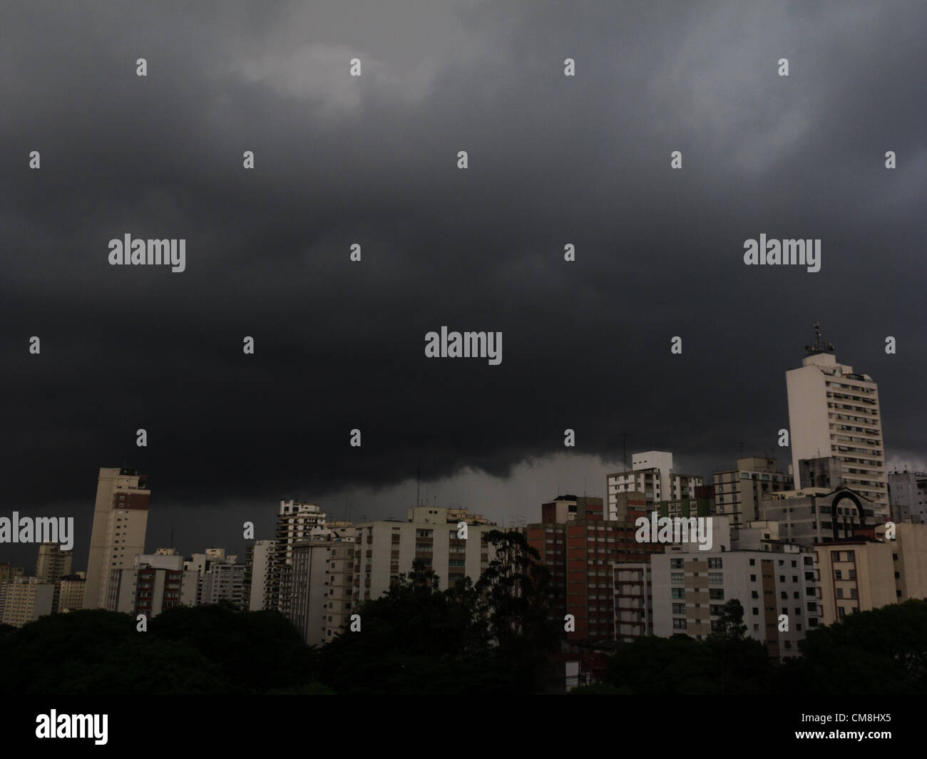 Sao PAULO, BRÉSIL, 28 octobre 2012. Un ciel orageux se trouve au-dessus de Sao Paulo, au Brésil. Sao Paulo est la plus grande ville du Brésil, la plus grande ville de l'hémisphère sud et des Amériques, et la septième ville par population du monde. Crédit: Andre M. Chang/Alay Live News Banque D'Images