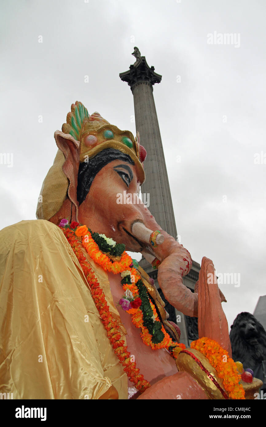 Londres. 28 octobre 2012, Trafalgar Square. La statue de l'éléphant - dieu hindou Ganesh à Trafalgar Square à Londres. 'Diwali' sur la place 2012 Banque D'Images