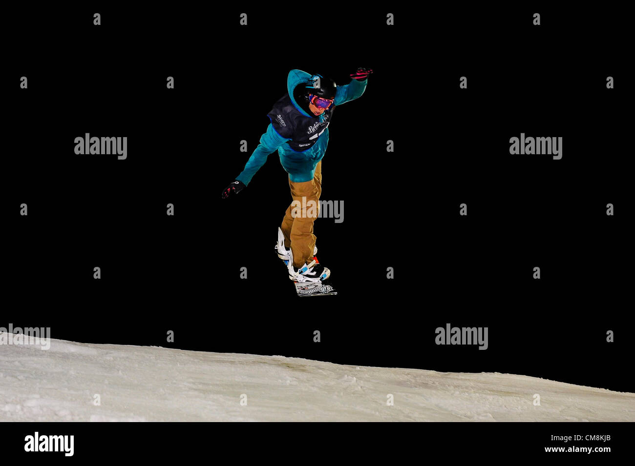 27.10.2012 Londres, Angleterre. Maxence Parrot (CAN) en action sur le Big Air Jump pendant le gel Snowboard Big Air Comp finales à l'implacable gel Energy Drink Festival à Battersea Power Station. Banque D'Images