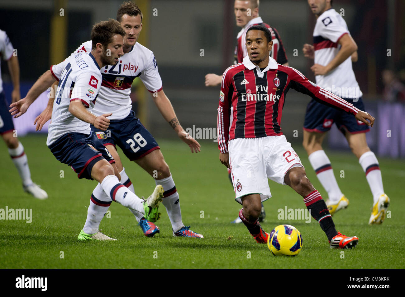 (R-L) Urby Emanuelson (Milan), Daniel Tozser, Andrea Bertolacci (Gênes), le 27 octobre 2012 - Football / Soccer : Italien 'Serie' un match entre l'AC Milan Genoa 1-0 au Stadio Giuseppe Meazza de Milan, Italie. (Photo de Maurizio Borsari/AFLO) [0855] Banque D'Images