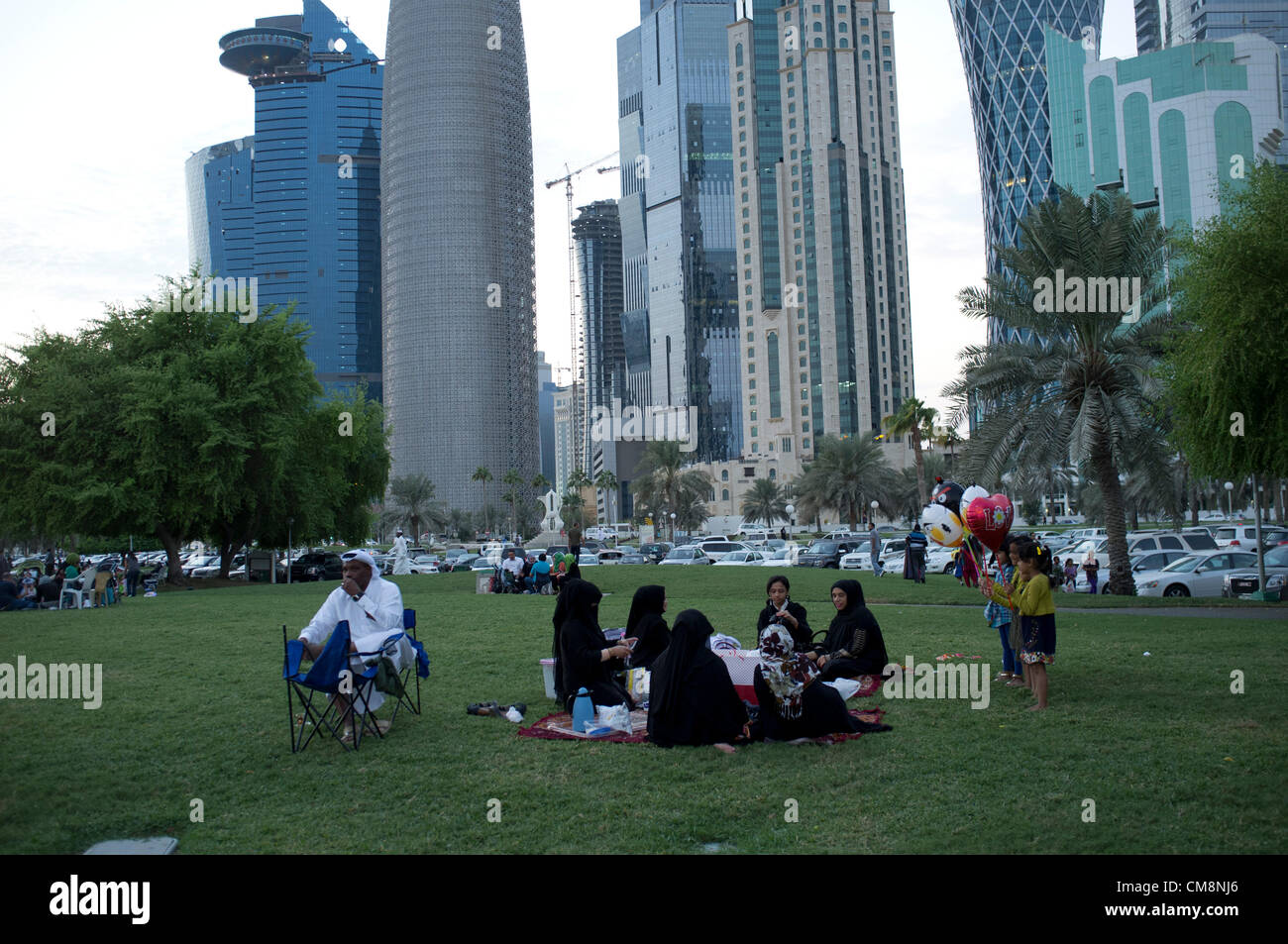 Doha Qatar. 29 octobre 2012. Les familles se réunissent pour célébrer la fin de l'Eid Al Adha ( Fête du Sacrifice ) avec un pique-nique Banque D'Images