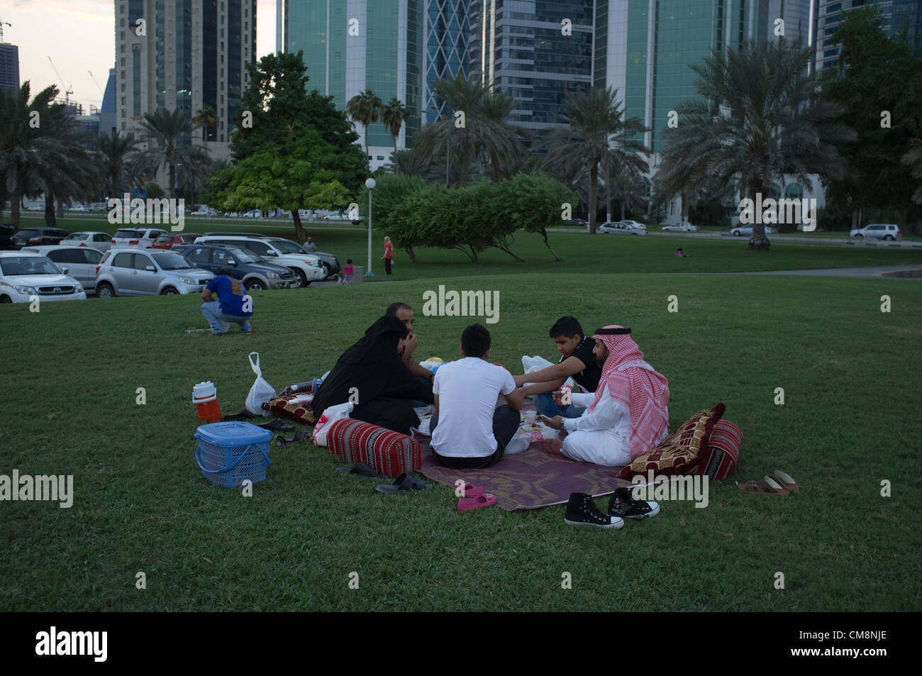 Doha Qatar. 29 octobre 2012. Les familles se réunissent pour célébrer la fin de l'Eid Al Adha ( Fête du Sacrifice ) avec un pique-nique Banque D'Images