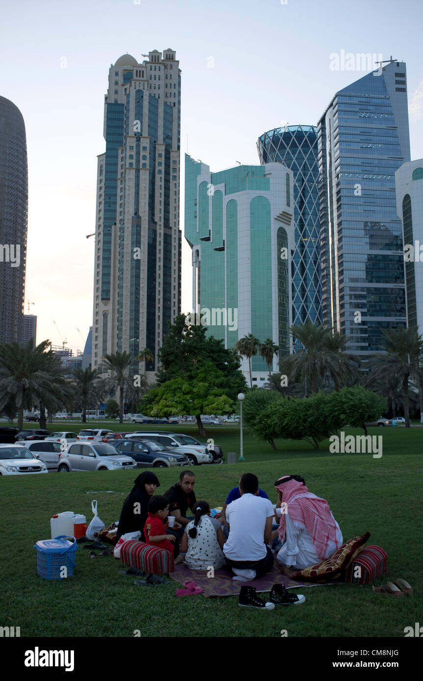 Doha Qatar. 29 octobre 2012. Les familles se réunissent pour célébrer la fin de l'Eid Al Adha ( Fête du Sacrifice ) avec un pique-nique Banque D'Images