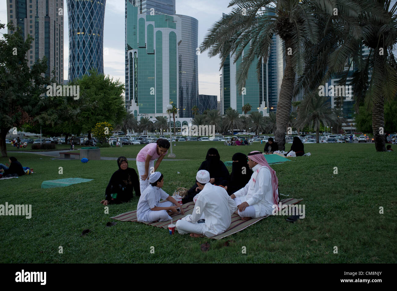 Doha Qatar. 29 octobre 2012. Les familles se réunissent pour célébrer la fin de l'Eid Al Adha ( Fête du Sacrifice ) avec un pique-nique Banque D'Images