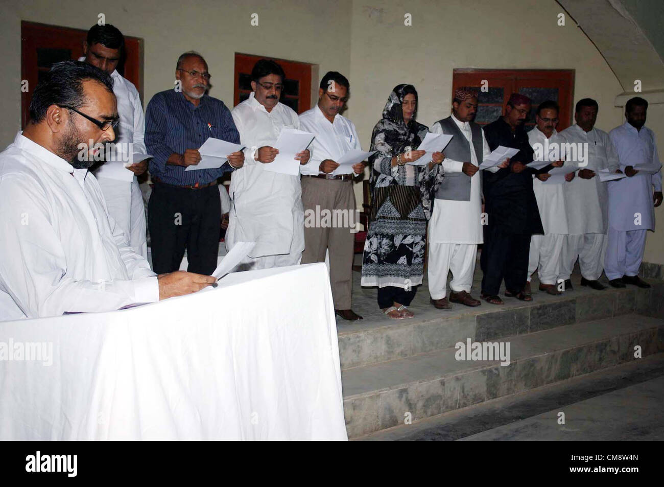 Corps nouvellement élu de l'Association et des professeurs d'université Hyderabad prendre serment serment au cours de cérémonie qui a eu lieu au Collège musulman à Paris le mardi 30 octobre, 2012. Banque D'Images