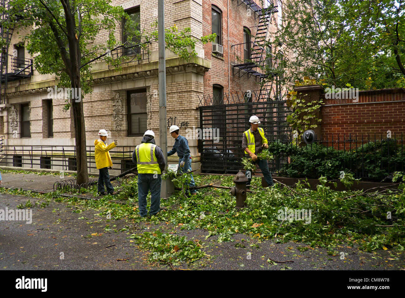 Le 30 octobre 2012, Brooklyn, NY, US. Le matin après l'Ouragan Sandy a frappé la ville de New York, des travailleurs cut up membre tombé sur Clark Street à Brooklyn Heights. Crédit : Joseph Reid / Alamy Live News Banque D'Images