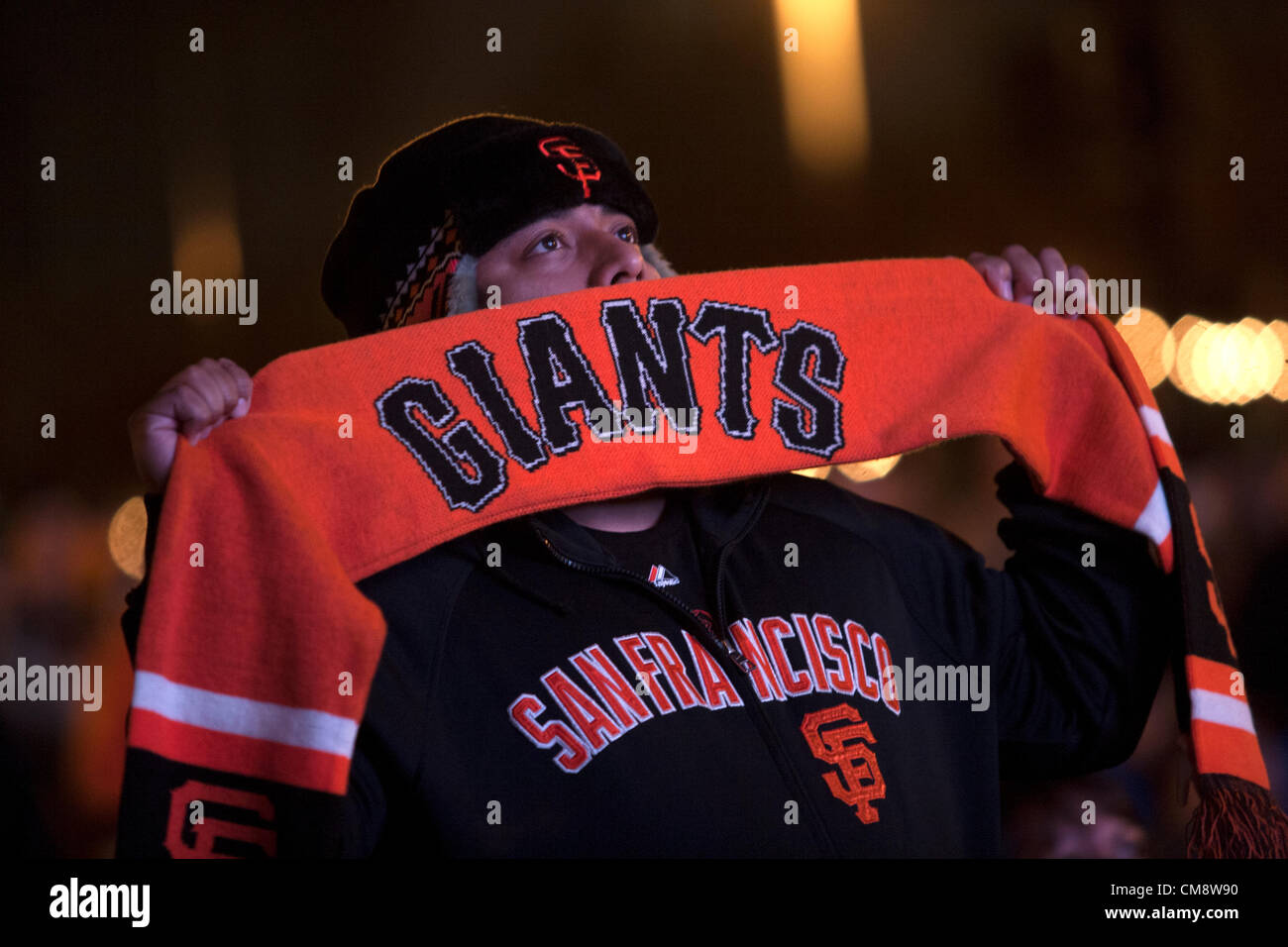 San Francisco, USA. 28 octobre 2012. San Francisco Giants fans regarder nerveusement sur dans les derniers instants du match 4 de la Série mondiale près de l'Hôtel de ville dans le centre-ville de San Francisco en Californie, où les représentants de la ville mettre en place un géant de la télévision pour les gens à regarder le match en direct de Detroit le dimanche 28 octobre 2012. Banque D'Images