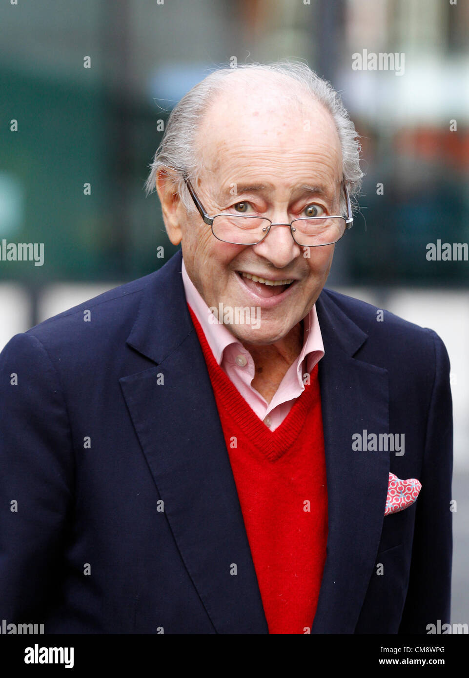 David Jacobs, CBE, l'acteur Britannique et diffuseur vu en arrivant à la BBC Radio 2 studios à Londres. © Simon James / Alamy vivre Banque D'Images