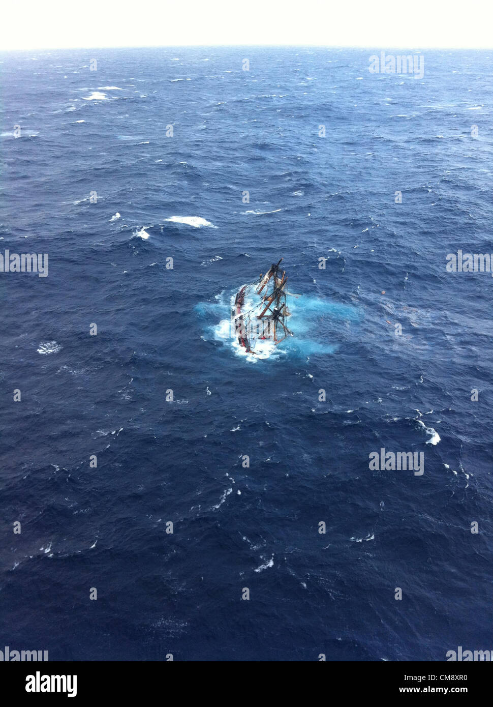Le HMS Bounty, un voilier de 55 mètres, est montré submergés dans l'océan Atlantique pendant l'Ouragan Sandy à environ 90 milles au sud-est de Hatteras, N.C., lundi, 29 octobre, 2012. Des 16 membres d'équipage, la Garde côtière a secouru 14, récupéré une femme et est à la recherche du capitaine du navire. U.S. Coast Guard photo de Maître de 2e classe Tim Kuklewski. Banque D'Images
