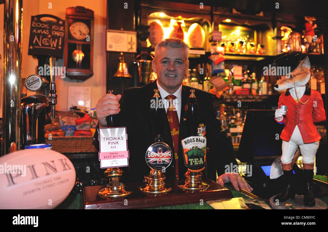 30.10.2012. Londres, Angleterre. La &AMP ; Irish Lions 2013 entraîneur en chef Warren Gatland lors du lancement de la British Rose Thomas &AMP ; Irish Lions Collection en tant que nouvelles pour les pourvoyeurs de l'équipe de rugby emblématique au Pink Lion, Londres, Angleterre le 30 octobre. 2012. Banque D'Images