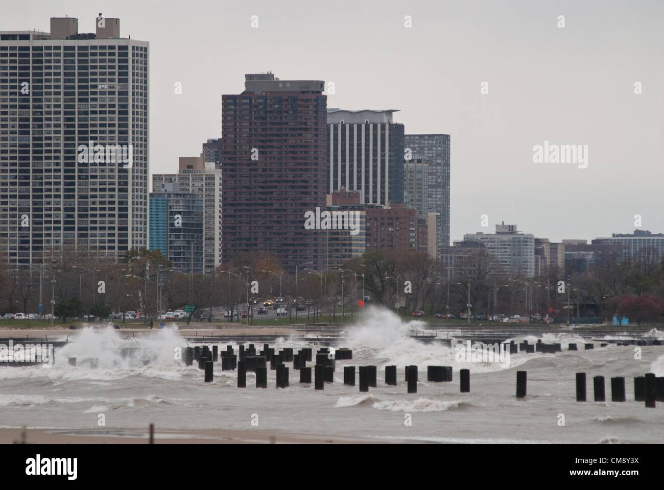 Oct 30, 2012 - Chicago, Illinois, É.-U. - L'Ouragan Sandy's s'étend vers le Midwest créant des vagues près de 22 pieds sur le lac Michigan. L'action des vagues produit un spectacle naturel par le rivage de Chicago. (Crédit Image : © Karen I. Hirsch/ZUMAPRESS.com) Banque D'Images