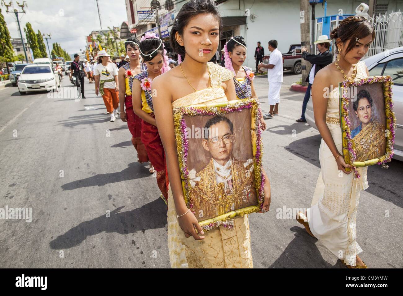 Le 31 octobre 2012 - Yala, Yala, Thaïlande - Les Femmes de Wat Kohwai processus à travers les rues de Yala pour Ok Phansa. Ok Phansa marque la fin de la 'prêté' bouddhiste et tombe sur la pleine lune du onzième mois lunaire (octobre). C'est un jour de célébration joyeuse et le mérite des décisions. Pour les membres de Wat Kohwai dans Yarang, District de Pattani, c'était un encore plus spécial parce que c'était la première fois en huit ans qu'ils ont été capables de célébrer Ok Phansa. La communauté bouddhiste est entouré de villages musulmans et il est trop dangereux de tenir la célébration bruyante à cause de l'insurge musulmane Banque D'Images
