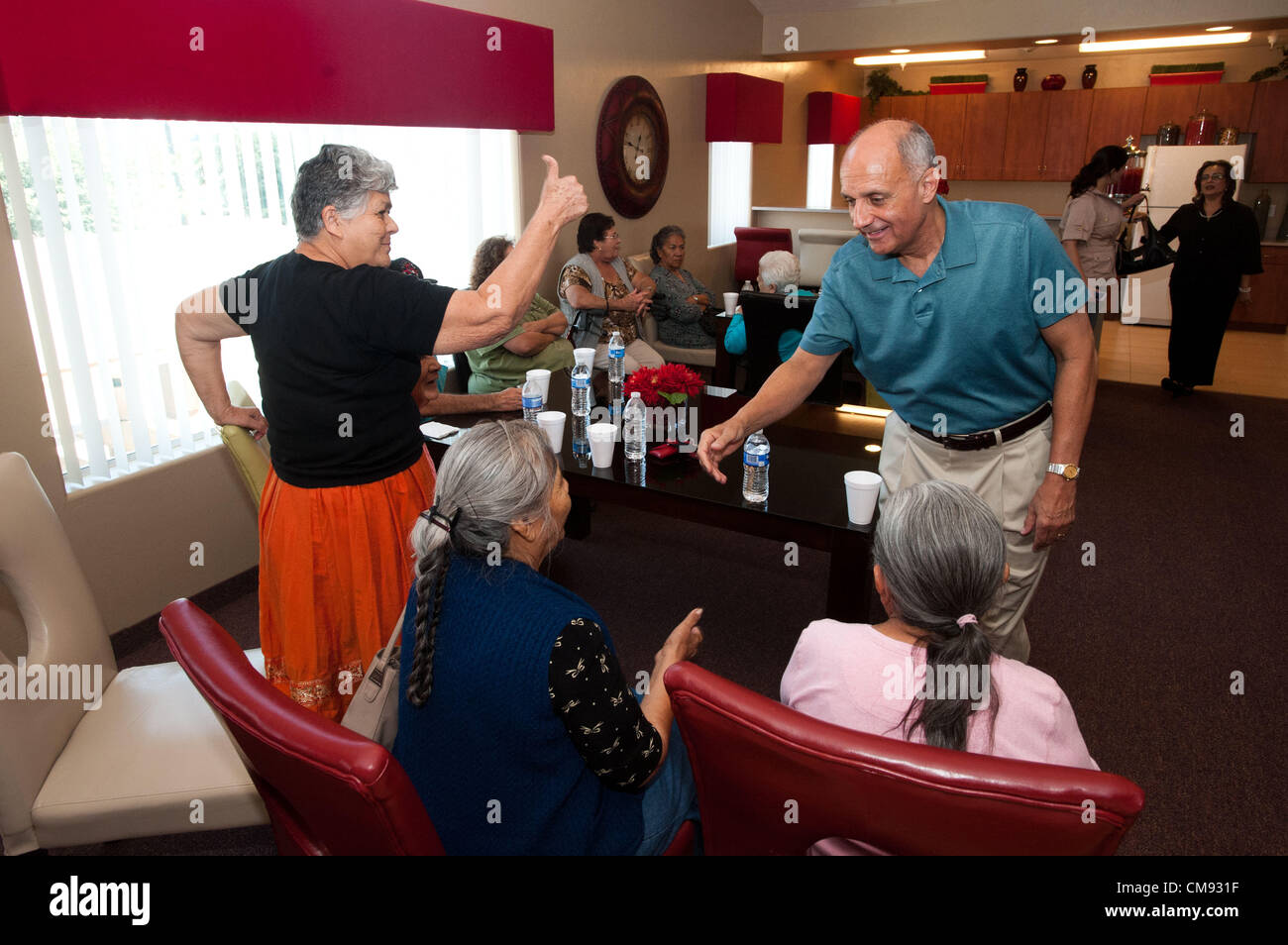 Le 31 octobre 2012 - Tucson, Arizona, États-Unis - RICHARD CARMONA, ancien chirurgien général des États-Unis et candidat démocrate de l'Arizona pour ouvrir siège au Sénat, s'est réuni à l'article 8 Latinos à un aîné vivant dans le centre-sud de Tucson. En vertu de la loi fédérale datant de la grande dépression, de personnes et de familles à faible revenu peuvent bénéficier d'habitations à loyer réduit. Entièrement la foule de langue espagnole a demandé à Carmona ce qu'il pouvait faire pour les aînés et les Latinos. Carmona a dit qu'il allait défendre les soins de santé pour les personnes âgées, et qu'il fera pression pour la réforme de l'immigration s'il est élu à l'élection générale de la semaine prochaine. (Crédit Image : Banque D'Images