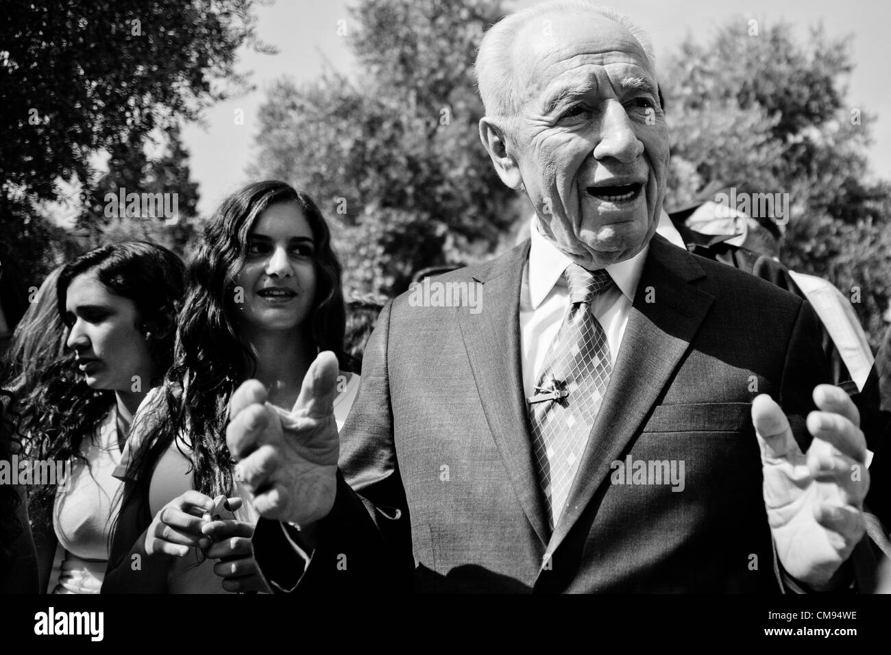 Jérusalem, Israël. 1er novembre 2012. Le président israélien Shimon Peres s'entretient avec les étudiants de l'école agricole, la visite de la résidence du Président pour la récolte des olives, et explique lui aussi étudié dans une école agricole de Ben Shemen (École d'Agriculture, 1938). Jérusalem, Israël. 1-Nov-2012. Le président israélien Shimon Peres ouvre le festival de la récolte d'olive dans le jardin de la résidence du Président avec un groupe d'étudiants de l'école 'Kaduri' dans la Galilée et du "Programme Naale". Credit : Alon Nir / Alamy Live News Banque D'Images Jérusalem, Israël. 1er novembre 2012. Le président israélien Shimon Peres s'entretient avec les étudiants de l'école agricole, la visite de la résidence du Président pour la récolte des olives, et explique lui aussi étudié dans une école agricole de Ben Shemen (École d'Agriculture, 1938). Jérusalem, Israël. 1-Nov-2012. Le président israélien Shimon Peres ouvre le festival de la récolte d'olive dans le jardin de la résidence du Président avec un groupe d'étudiants de l'école 'Kaduri' dans la Galilée et du "Programme Naale". Credit : Alon Nir / Alamy Live News Banque D'Images