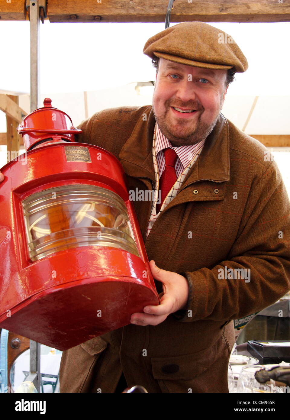 Antiquités TV James Lewis est titulaire d'experts alors que la chasse aux aubaines lanterne de navires pour une antique hunt et ventes aux enchères au marché aux puces de Chesterfield, Chesterfield,UK Banque D'Images